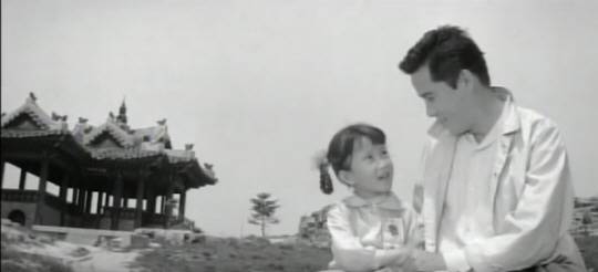 신상옥 감독의 영화 ‘사랑방 손님과 어머니’의 촬영지인 경기 수원시 북수문(화홍문)과 방화수류정 전경. 아래 사진은 이곳에서 촬영한 영화 속 장면.