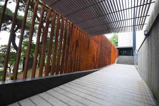 건물 입구에는 ‘백팔번뇌’를 뜻하는 108개의 녹슨 철기둥이 줄지어 서 있다. /송은석기자