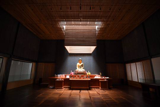 예불 공간인 3층 방산굴의 모습. 천창을 통해 빛이 들어오는 모습이 마치 불상 위에 조명이 설치된 듯하다. /송은석기자