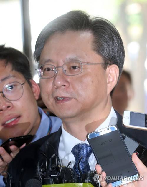 (서울=연합뉴스) 최재구 기자 = '국정농단' 사태를 축소·은폐하려 시도한 혐의를 받는 우병우 전 청와대 민정수석비서관이 16일 서울 서초구 서울중앙지법에서 열린 재판에 출석하고 있다.  2017.6.16      jjaeck9@yna.co.kr