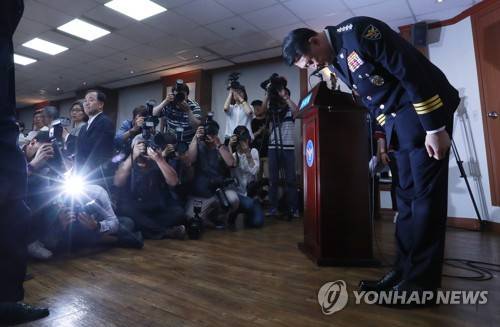 (서울=연합뉴스) 한종찬 기자 = 이철성 경찰청장이 16일 서울 경찰청에서 열린 경찰개혁위원회 발족식에서 백남기 농민 사망과 관련해 사과하고 있다. 15일 서울대병원은 고(故) 백남기 농민 사망진단서를 기존 '병사'에서 '외인사'로 변경했다 . 2017.6.16      saba@yna.co.kr