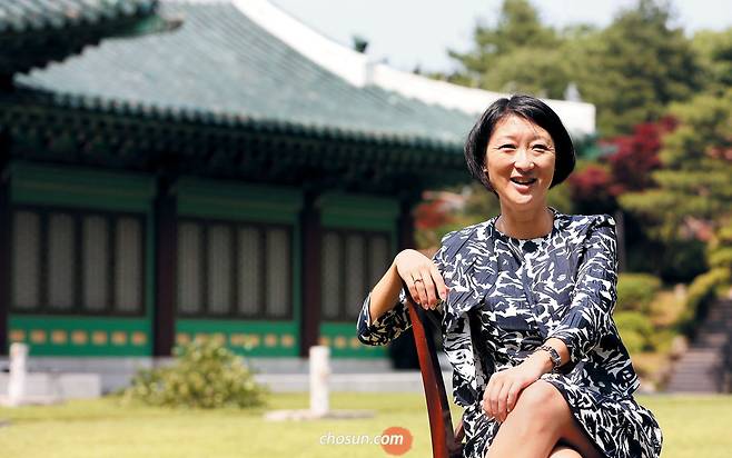 플뢰르 펠르랭 전 프랑스 문화부 장관은 재임 기간에 빨간 립스틱을 주로 발랐다. 화려한 색 치마 정장을 즐겨 입어 ‘세련된 정치인’으로 불렸다. 그는 이날 “립스틱을 안 가져왔다”며 가방을 뒤졌다. 몇 분간 가방을 뒤져 찾아낸 건 투명한 립글로스였다. 그는 “이걸로도 괜찮겠죠?”라고 연거푸 물었다. / 김연정 객원기자