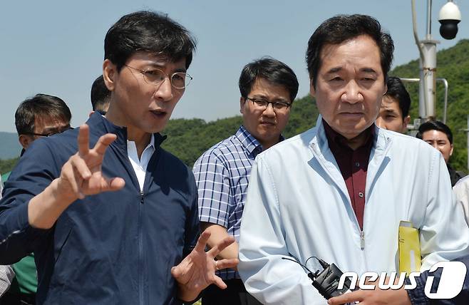이낙연 국무총리와 안희정 충남도지사가 18일 오전 충남 보령댐을 찾아 수자원공사 관계자로부터 보령댐 가뭄대책에 대한 현황보고를 받은 뒤 얘기를 나누고 있다. 2017.6.18/뉴스 © News1 주기철 기자