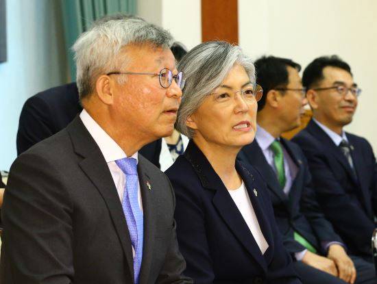 18일 오후 청와대 본관에서 열린 임명장 수여식에 앞서 강경화 신임 외교부 장관 내외가 이야기를 나누고 있다. 이병주 기자