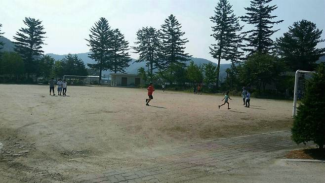 등교하자마자 아침달리기를 하고 있는 아이들. 열심히 뛰기도 하고 친구들과 다정하게 걷기도 한다. ⓒ하유진