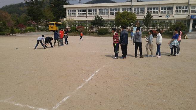 중간놀이시간에 폭탄놀이를 하는 아이들 ⓒ하유진