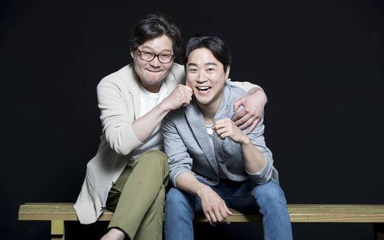 부산 명륜동 연극 무대에서 연출자와 배우로 첫 인연을 맺은 유재명과 태인호. 권혁재 사진전문기자