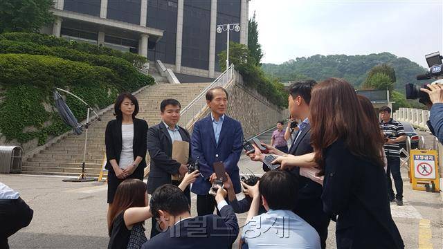 재벌 총수 손자와 배우 윤손하 씨의 아들이 학교폭력 가해자로 지목됐지만 학교 측이 이를 무마했다는 의혹이 제기된 숭의초에 대한 특별장학반이 조사에 앞서 취재진과 만나 질문에 답하고 있다. 김진원 기자/jin1@