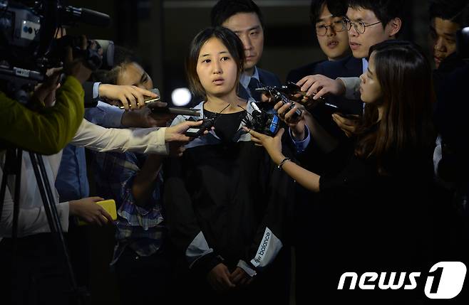 '비선 실세' 최순실 씨의 딸 정유라(21) 씨가 20일 밤 위계에 의한 공무집행방해, 업무방해, 범죄수익은닉 등의 혐의로 청구된 구속영장이 기각된 후 서울 서초동 검찰청사를 나와 귀가하며 취재진의 질문에 답하고 있다.. 2017.6.20/뉴스1 © News1 오대일 기자