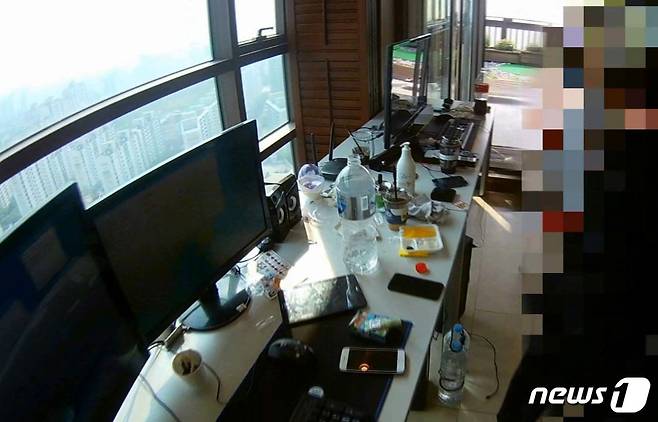 김씨 일당이 게임아이템 사기를 위해 임대한 오피스텔 내부 /사진제공=일산서부경찰서 © News1