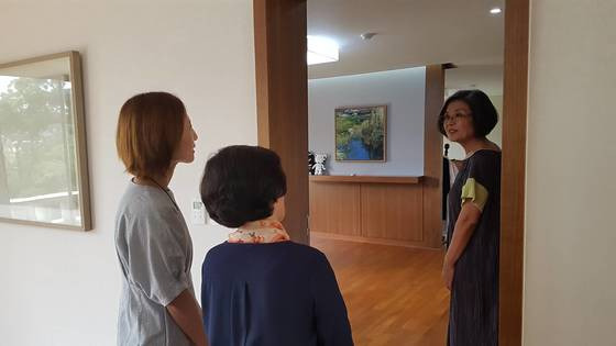 이낙연 총리의 부인 김숙희 여사가 20일 고 백남기 씨의 유족에게 총리공간의 안방(내실)을 소개하고 있다.