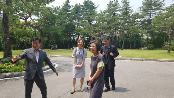 이낙연 총리의 부인 김숙희 여사와 고 백남기 씨 유족. 사진 총리실