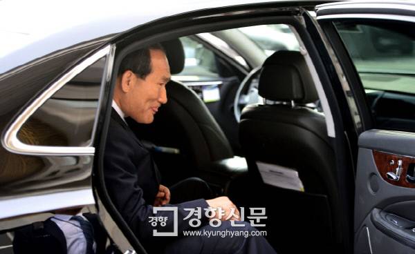박승춘 국가보훈처장이 28일 정무위 오전국정감사가 끝난 후 승용차에 올라 국회를 나서고 있다. /정지윤기자