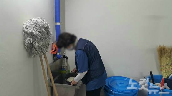 부산 도시철도 다대포해수욕장역에는 개통 2달이 넘어도 청소미화원의 독립된 휴게공간이 마련되지 않아, 미화원들이 쓰레기 분리수거실 걸레 빠는 곳에서 쌀을 씻고 있다.  (사진=부산CBS 강민정 기자)