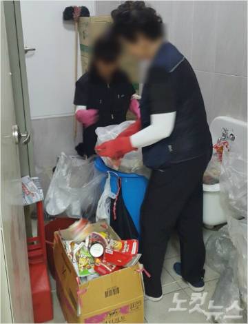 다대포해수욕장역 청소미화원은 쓰레기 분리수거실이 지하에 있어 지상 탕비실에서 분리 작업을 하는 모습. 여기에 개통 초기 샤워시설을 남성들과 같이 사용하는 바람에 제대로 씻지도 못하는 상황이 벌어지기도 했다.(사진 부산CBS 강민정 기자)