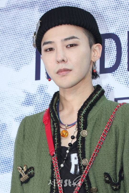 지디(GD)가 21일 오후 서울 용산구 한남동에 위치한 미술관에서 열린 한 패션브랜드 전시를 기념하는 포토월 행사에 참석해 포토타임을 갖고 있다.