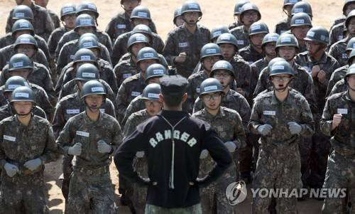 (함안=연합뉴스) 김동민 기자 = 하지인 21일 경남 함안군 39사단 유격장에서 장병이 PT(Physical Training) 체조에 대한 설명을 조교에게 듣고 있다. 2017.6.21