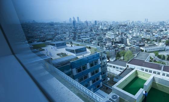 국립정신건강센터 병동의 창문에서 바라본 서울시내 전경. [중앙포토]