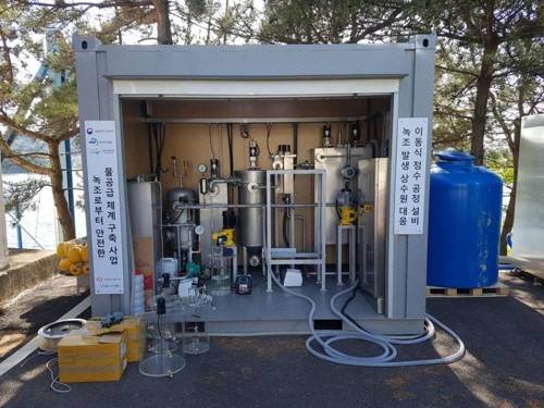 KIST연구진이 연소나 오존 대신 과망가니즈산칼륨(KMnO₄)을 이용해 녹조개 생긴 물을 정화하는 기술이 개발했다./사진제공=KIST