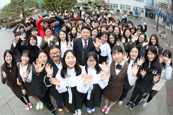 제3회 대한민국 인성교육대상을 받은 경북 구미의 현일고 학생들. [중앙포토]