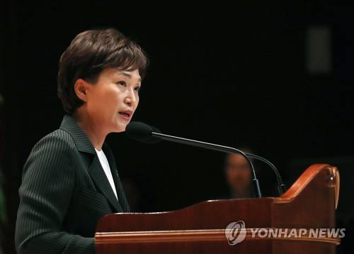 (세종=연합뉴스) 이정훈 기자 = 김현미 국토교통부 장관이 23일 오전 정부세종청사에서 열린 취임식에서 취임사를 하고 있다. uwg806@yna.co.kr