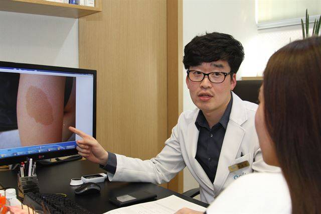 정홍대 피부과 전문의가 커피밀크반점의 원인에 대해 설명하고 있다. 애플피부과 제공.