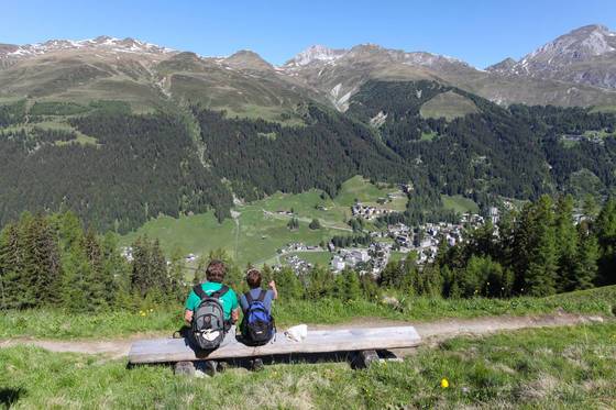 다보스에서 케이블카를 타고 오른 이쉬알프. 표고 차가 거의 없는 트레일이 잘 조성돼 있어 누구나 부담없이 걷기 좋다.