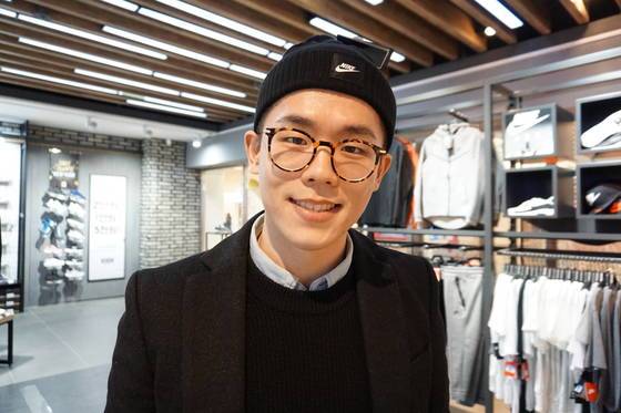 지난해부터 유튜브에 '수화 노래'을 올리고 있는 최형문씨. 그는 7살 때 열병을 심하게 앓은 뒤 청각장애인이 됐다. [사진 최형문씨]