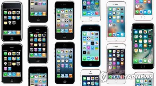 (서울=연합뉴스) "오늘 3가지 혁명적인 제품을 소개합니다." 애플 창업자 스티브 잡스가 아이폰을 선보일 때 전화기와 아이팟, 인터넷 기기를 한데에 모았다면서 한 유명한 말이다. 스마트폰 혁명을 이끈 아이폰은 10년 전인 2007년 6월 29일 출시됐다. 사진은 그동안 출시된 다양한 아이폰들. 2017.6.25 [애플 제공, 연합뉴스 자료사진]       photo@yna.co.kr