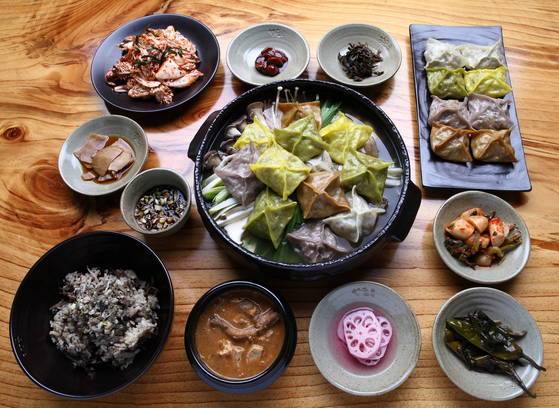농가맛집인 경기도 이천시의 돌댕이 석천골의 대표 음식인 게걸무시래기밥과 볏섬만두 전골 등 한상차림. 이천지역 특산물인 게걸무청 등을 넣었다. [사진 경기도농업기술원][사진 경기도농업기술원]