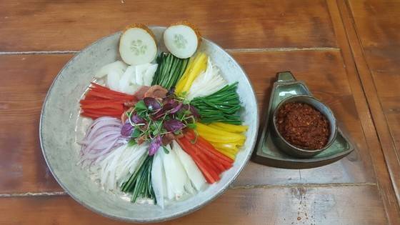 농가맛집으로 지정된 경기도 용인시의 담꽃의 대표음식인 용인외지로 만든 샐러드와 빠치장. 용인외지는 늙은 오이로 만든 반찬이고 빠치장은 메줏가루 등을 넣은 즉석 장이다. 최모란 기자