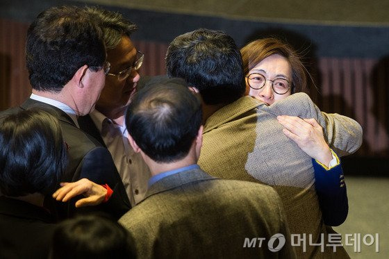 은수미 더불어민주당 의원이 24일 국회 본회의장에서 테러방지법의 본회의 의결을 막기 위한 필리버스터(무제한 토론을 통한 합법적 의사진행방해)를 마친 뒤 동료의원들과 포옹하고 있다. 이날 은수미 의원은 10시간 18분 발언으로 국회의 필리버스터 국내 최장 기록을 경신했다. 이전 국내 최장 기록은 1969년 8월 박한상 신민당 의원이 3선 개헌을 막기 위해 10시간15분 동안 발언을 한 바 있다. 다만 박 전 의원은 이같은 분투에도 3선 개헌안은 국회 본회의를 통과했다. 2016.2.24/뉴스1  <저작권자 © 뉴스1코리아, 무단전재 및 재배포 금지>