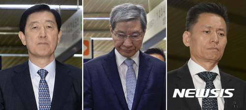 【서울=뉴시스】최진석 기자 = 최지성(왼쪽부터) 전 삼성 미래전략실장, 장충기 전 미래전략실 차장, 황성수 전 삼성전자 전무가 26일 오전 서초구 서울중앙지법에서 열린 박근혜 전 대통령과 최순실의 뇌물 등 혐의에 대한 24차 공판에 각각 증인 출석하고 있다. 2017.06.26. myjs@newsis.com