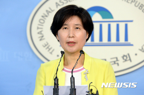 【서울=뉴시스】박영태 기자 = 백혜련 더불어민주당 대변인이 서울 영등포구 여의도 국회 정론관에서 현안 관련 브리핑을 하고 있다. 2017.06.26.since1999@newsis.com