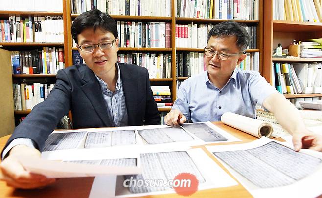1833년 필사한 ‘흥부전’ 최고본(最古本) ‘흥보만보록’을 연구한 김동욱 박사(왼쪽)와 정병설 서울대 국문학과 교수가 자료를 보고 있다. 정 교수가 처음 ‘흥보만보록’을 접하고 김 박사와 함께 분석했다. /장련성 객원기자