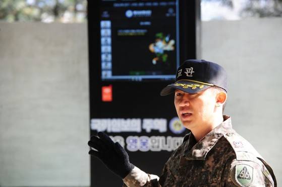 영화관 무인티켓판매기처럼 생긴 기기에 스마트워치를 태그하자 ‘동영상 강의’가 이어졌다. [사진 국방부]