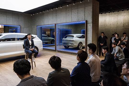 제네시스는 지난 27일 스타필드 하남에서 '제네시스 디자이너와의 만남'을 개최했다. 사진은 차량 앞쪽 이상엽 현대차 상무가 관람객들과 질의응답을 하고 있는 모습. 제네시스 제공