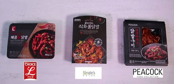 마트 3사의 간편식 닭발 제품. 사진 왼쪽부터 롯데마트 초이스엘 '매콤불닭발', 홈플러스 싱글즈프라이드 '불맛나는 직화불닭발', 이마트 피코크 '포장마차식 닭발구이'.송현호 인턴기자