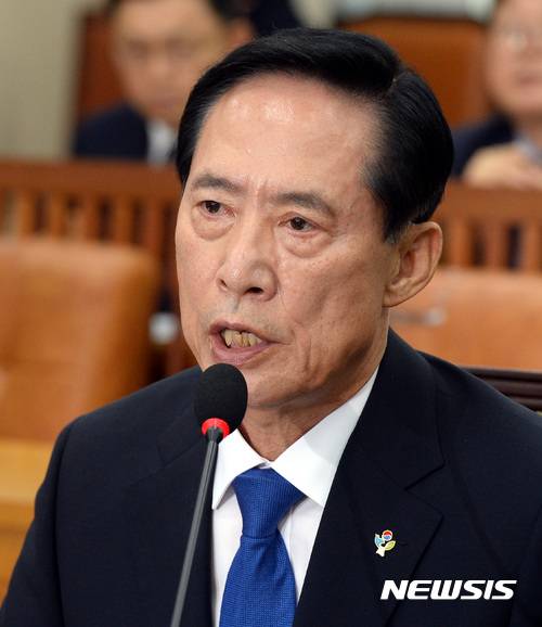 【서울=뉴시스】박영태 기자 =  28일 오전 서울 영등포구 여의도 국회에서 열린 국무위원후보자(국방부장관 송영무) 인사청문회에서 송영무 후보자에게 의원 질의에 대답하고 있다. 2017.06.28.since1999@newsis.com