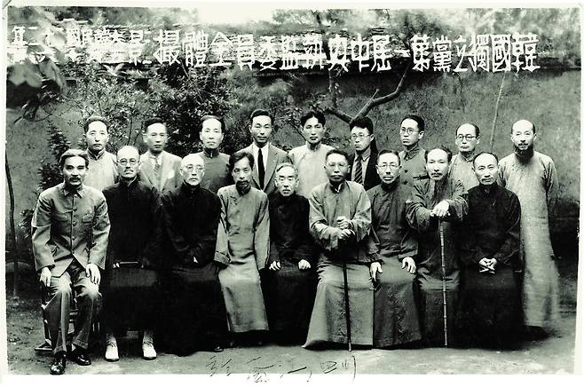 한국독립당 제1차 중앙집행위원·중앙감찰위원 전체 촬영(치장, 1940년 5월16일) 앞줄 왼쪽부터 김붕준·이청천·송병조·조완구·이시영·김구·유동열·조소앙·차리석. “대한민국 임시정부가 충칭 인근의 치장에 도착한 직후인 1939년 8월 좌우익 진영의 7개 정당 및 단체가 단일당을 결성하자는 목표 아래 7당 통일 회의를 개최하였다. 그러나 통일의 방법과 정치적 이념의 차이를 좁히지 못한 채 결렬되고 말았다. 민족주의 세력은 1930년대 중반 이래 김구를 중심으로 한 한국국민당, 조소앙과 홍진이 주도하던 재건한국독립당, 이청천을 비롯하여 만주에서 이동하여 온 독립군 출신들이 주축이 된 조선혁명당으로 나뉘어 있었다. 이 3당은 정치적 이념이 크게 다르지 않았고, 임시정부를 옹호·유지하여야 한다는 입장도 같았다. 이 3당은 1940년 5월 8일 공동 명의로 3당 해체 선언을 하고 한국독립당을 창당하였다.”(글·사진 170~171쪽) 한울엠플러스 제공.