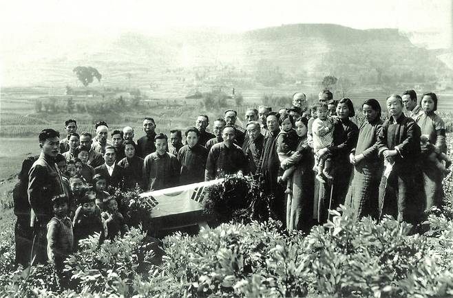 송병조 장례식(1942년 2월27일) “송병조가 서거하자 임시정부에서는 국장으로 장례를 치른 뒤, 유해를 충칭 투차오 허상산에 안장하였다. 허상산에는 송병조 외에도 차리석·손일민·이달·곽낙원·김인 등 독립운동가와 그 가족들, 그리고 조선의용대 대원들의 묘지가 있었다. 그중 일부는 국내로 이장되었으나 대부분 허상산에 남아 있었다. 하지만 오랜 세월이 흐르고 그 일대가 개발되면서 지금은 그 흔적을 찾아볼 수 없다.”(글·사진 220~221쪽) 한울엠플러스 제공.