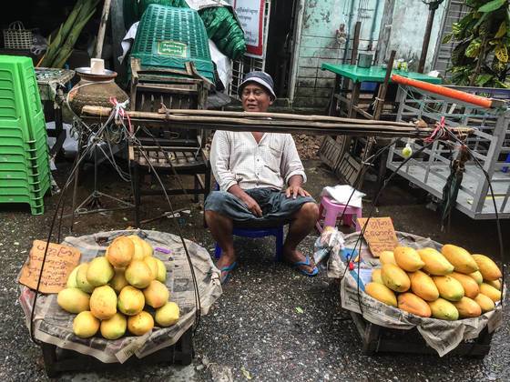 싸도 너무 싼 미얀마 물가. 망고 1개에 우리돈 100원도 안된다.