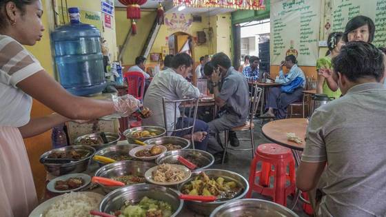 정겨운 분위기의 양곤 현지 식당.