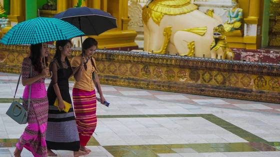 사원 안을 거닐고 있는 여인들.