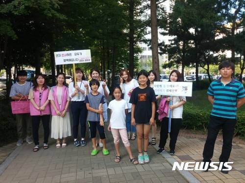 【통영=뉴시스】신정철 기자 = 경남 통영시 종합사회복지관이 아파트 입주민대표들과 손잡고 “콘크리트 아파트 건물에 ’情‘을 입히자”는 슬로건 아래 정겨운 마을을 만들어가고 있다.  통영시종합사회복지관은 지난 28일 통영시 용남면 동원로얄듀크아파트 입주자모임과 협약을 맺고, 아파트 주민들이 엘리베이터 안에서 서로 인사 나누고, 함께 마을청소도 하면서 사라져가고 있는 이웃간의 정이 쏟아나게 각종 프로그램을 진행할 계획이다. 2017.06.29.(사진=통영종합사회복지관 제공)  photo@newsis.com