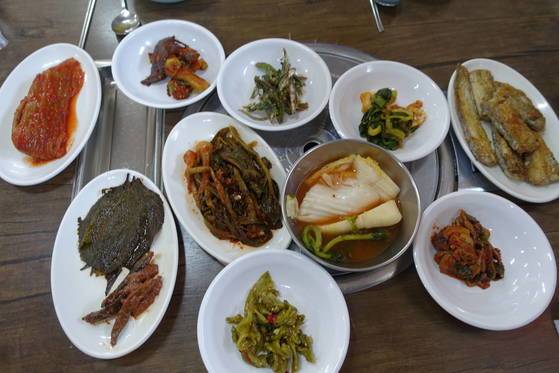 점심 3인 식사(7000~8000원)의 밑반찬은 12가지다(한 접시에 2가지 담은 것이 2개). 갈치구이와 4가지 김치 등 모두 주인 아주머니가 직접 만든 반찬들이다.