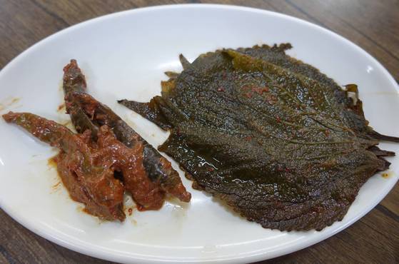 다른 음식점에서 보기 어려운 ‘식이네집’ 반찬 두 가지. 깻잎장아찌와 갈치속젓에 박은 고추지다. 깻잎은 11월에 서리 맞은 걸로 담근다. 그래야 진짜 깻잎 맛이 난다. 이걸 아는 사람도, 이 맛을 아는 사람도 이제는 드물다. 고추지는 주인 아주머니가 담근 갈치속젓에 박혀 곰삭았다.