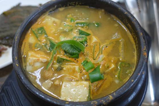 전남 고흥과 충북 충주에서 구해오는 국산 콩으로 띄운 청국장은 50년 전 시골에 살던 내 어린 날의 마각을 깨웠다. “청국장이 이래야지” 하는 말이 절로 나왔다.