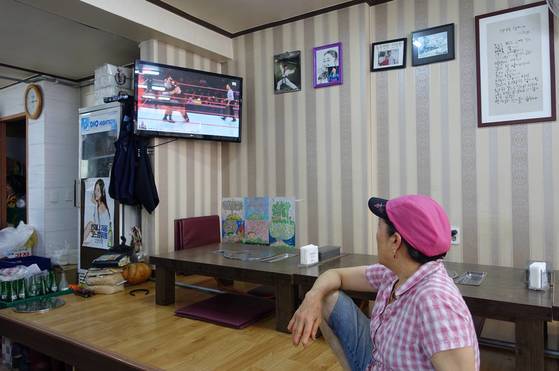 프로레슬링 중계를 즐겨 보는 주인 윤향례 여사는 “암만 쇼라지만 션하잖여. 그래서 자주 보지”라고 했다.