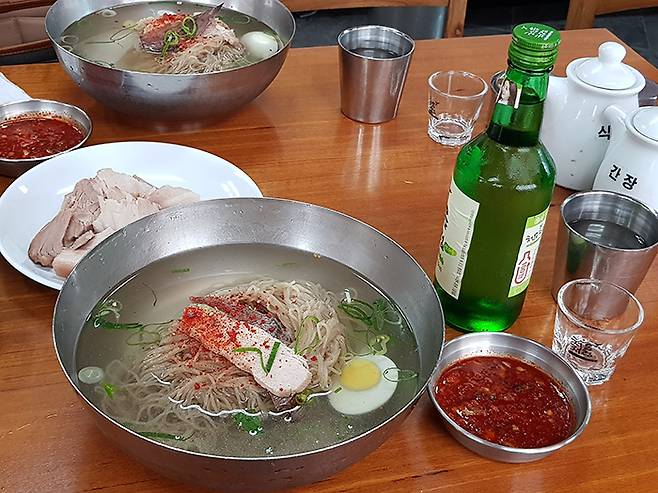 의정부 평양면옥의 창업자인 김경필 할머니는 "소주 한 병이면 평양냉면을 가장 맛있게 즐길 수 있다"고 말했다.